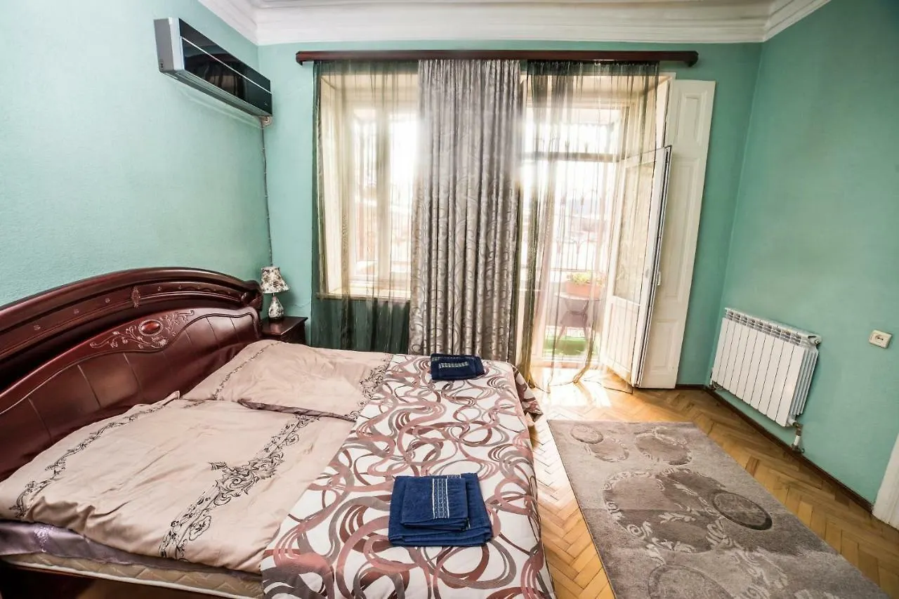 Gold District Apartments kontakt